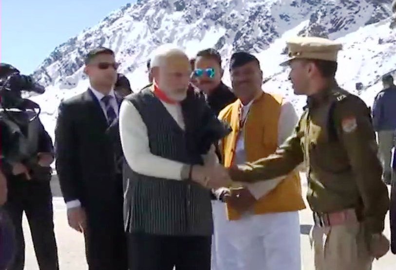 2015 साली मोदी पंजाबच्या सीमेवर जवानांसोबत दिवाळी साजरी करण्यासाठी गेले होते. 2016 साली हिमाचल प्रदेशमध्ये जाऊन मोदींनी जवानांशी संवाद साधला, तर गेल्यावर्षी मोदींनी जम्मू-काश्मीर येथील गुरेजमध्ये जाऊन जवानांसोबत दिवाळी साजरी केली.