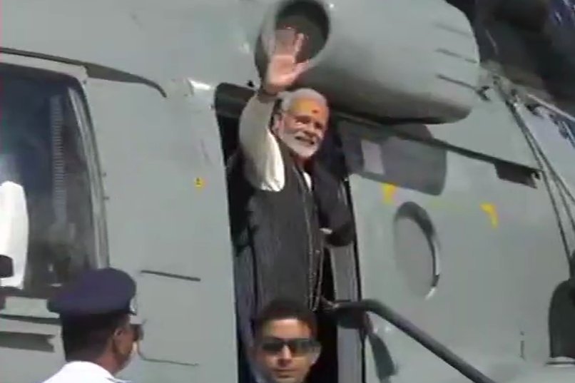 दरम्यान इस्त्रायलचे पतंप्रधान बेंजामीन नेतान्याहू यांनीही ट्विटरवरुन नरेंद्र मोदी आणि भारतीयांना दिवाळीच्या शुभेच्छा दिल्या. विशेष म्हणजे नेतान्याहू यांनी हिंदी भाषेत दिवाळीच्या शुभेच्छा दिल्या आहेत. “इस्रायलच्या जनतेच्या वतीने मी माझे खास मित्र नरेंद्र मोदी आणि भारतीयांना दिवाळीच्या शुभेच्छा देतो. या प्रकाशमय सणामुळे तुमच्या आयुष्यात सुख आणि समृद्धी येवो, असं ट्वीट नेतान्याहू यांनी केलं.