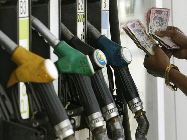 पेट्रोल दरात तब्बल 12 रुपयांपर्यंत कपात शक्य, SBI रिसर्च टीमचा दावा