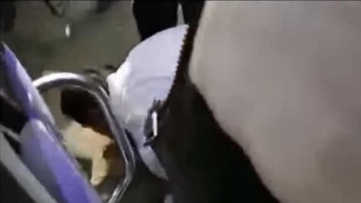 VIDEO: गाडीने चिखल उडाला, नागरिकांनी काँग्रेस नेत्याला नाक घासायला लावलं!