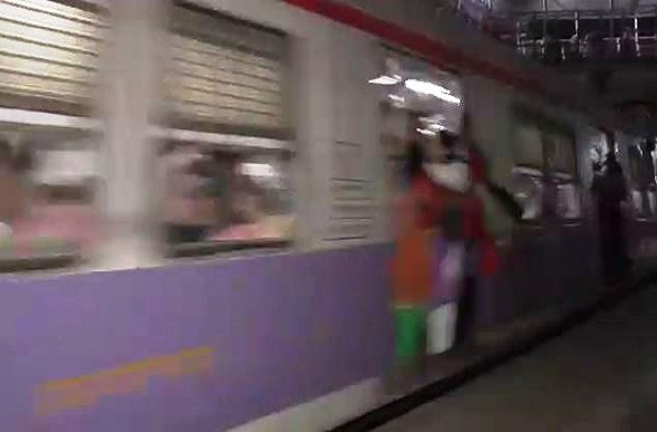 Mumbai Local | सात महिन्यांनी लेडीज डब्यात गजबज, घटस्थापनेला महिलांसाठी लोकलचे दार उघडणार