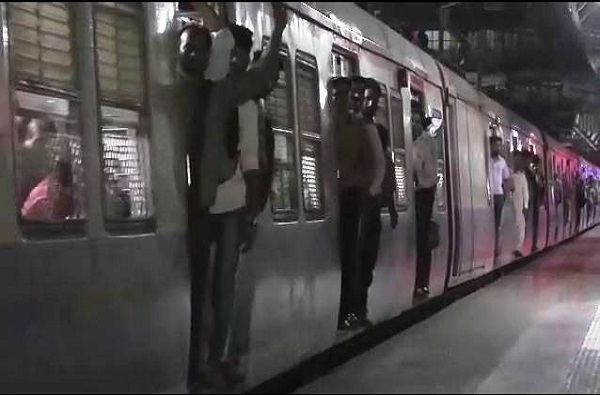 Corona : मुंबई लोकल प्रवासावर निर्बंध, केवळ अत्यावश्यक प्रवास करता येणार