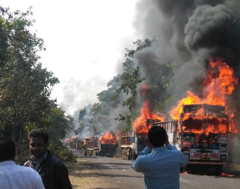 गडचिरोलीत अपघातात 5 प्रवासी जागीच ठार, संतप्त ग्रामस्थांनी 20 ट्रक पेटवले!