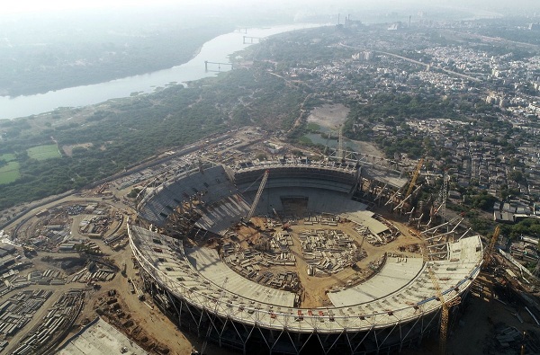 जगातलं सर्वात मोठं क्रिकेट स्टेडियम भारतात तयार होतंय..!