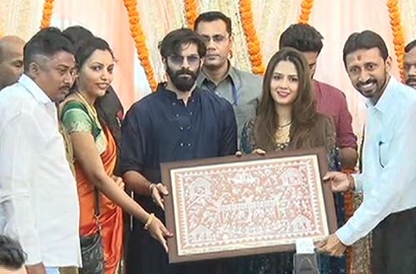 VIDEO: लग्नाला न आलेले मनसैनिक 'कृष्णकुंज'वर, अमित-मितालीला शुभेच्छा!