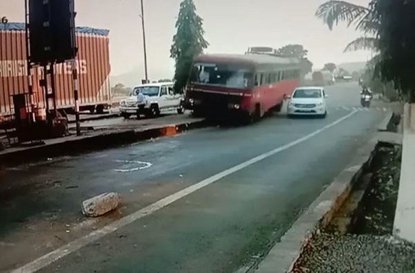 CCTV : बसचा ब्रेक फेल, चालकाच्या प्रसंगावधानामुळे 60 जण बचावले!