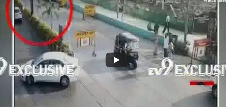 VIDEO : मुंबईत बाईकस्वाराने पोलिसाला उडवलं!
