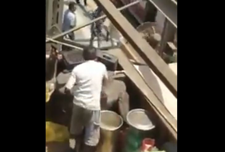 तुम्ही हा व्हिडीओ पाहिल्यानंतर आयुष्यात कधीही रेल्वे स्टेशनवर लिंबू पाणी पिणार नाही