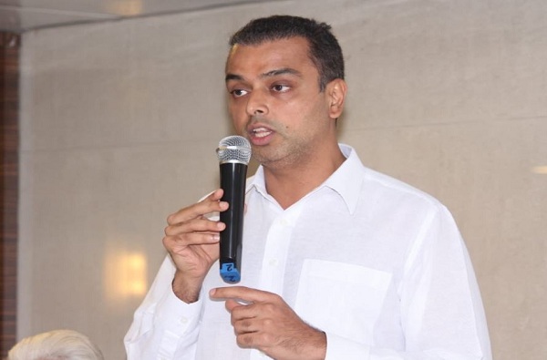 मुंबई काँग्रेस अध्यक्ष मिलिंद देवरांवर गुन्हा दाखल