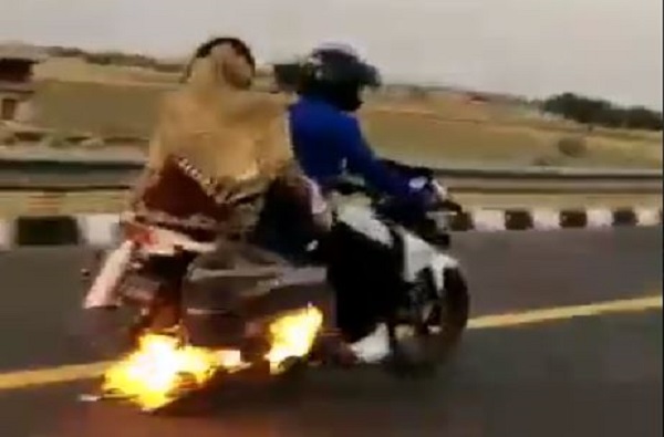 VIDEO : बाईकला बांधलेल्या पिशवीला आग, 4 किमी बर्निंग बाईकचा थरार