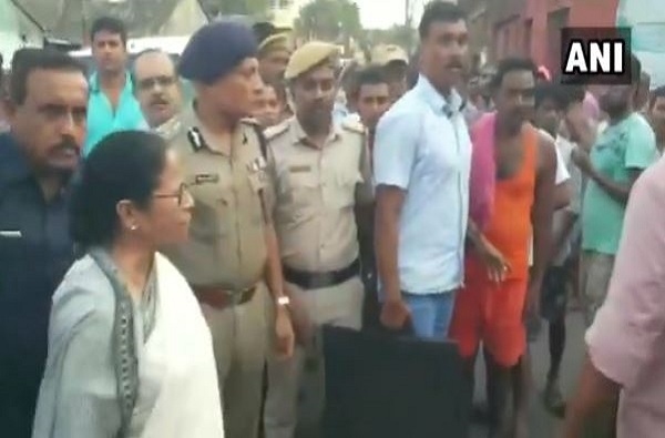 VIDEO : 'जय श्री राम'च्या घोषणेमुळे ममता बॅनर्जी चिडल्या, गाडीतून उतरुन लोकांवर धावल्या