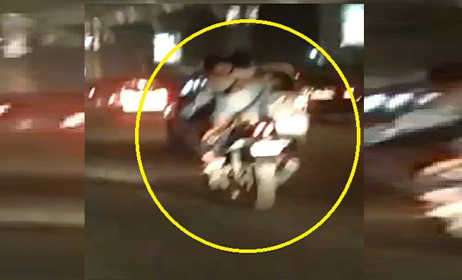 VIDEO : भरधाव बाईक, पेट्रोल टँकवर तरुणी, चालत्या गाडीवर रोमान्स