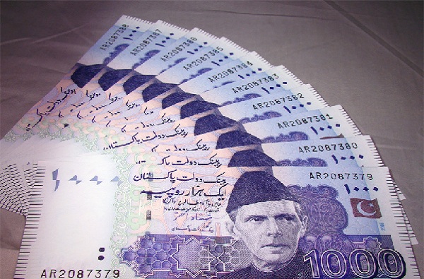 पाकिस्तानची अर्थव्यवस्था कोलमडली, डॉलरच्या तुलनेत रुपयाची ऐतिहासिक घसरण