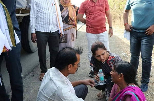 जेव्हा डॉ. प्रीतम मुंडे गाडी थांबवून जखमी व्यक्तीची मदत करतात....