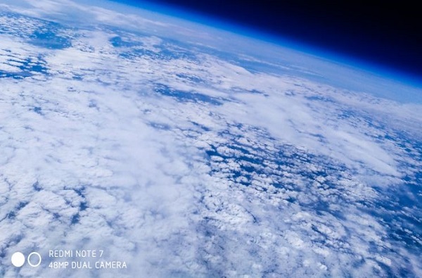 VIDEO : फुग्याला बांधून स्मार्टफोन पाठवला, redmi note 7 ने आकाशातून फोटो टिपला