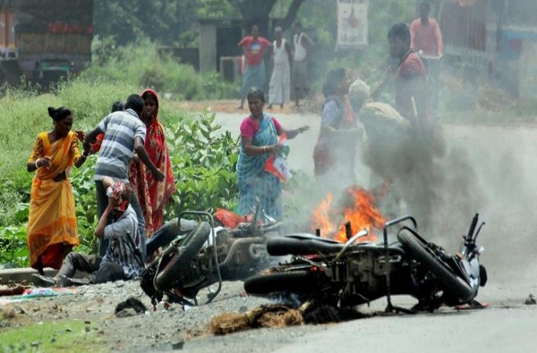 कुठे पेट्रोल बॉम्ब फेकले, तर कुठे हाणामारी, पश्चिम बंगालमध्ये मतदानावेळी हिंसाचार